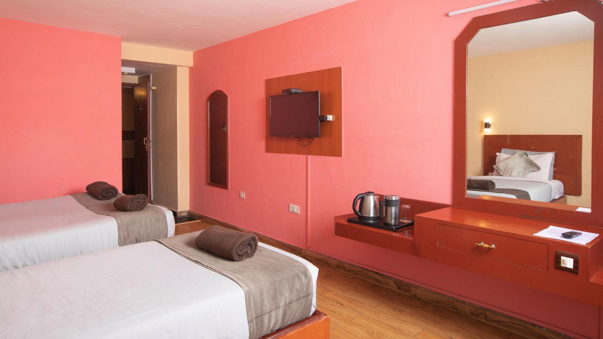 Devi Enterprises - Hotel Khems Ooty Esterno foto
