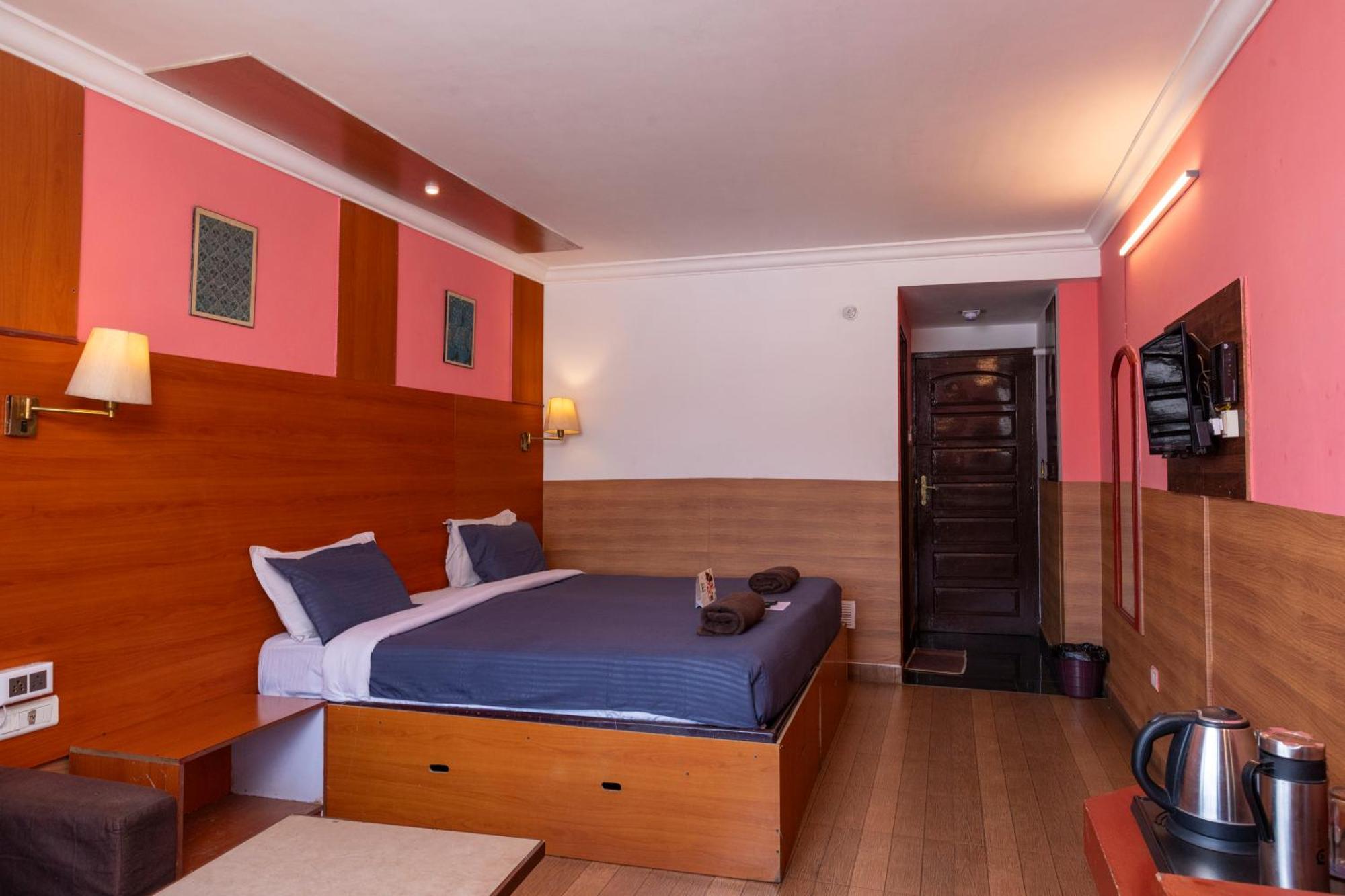 Devi Enterprises - Hotel Khems Ooty Esterno foto