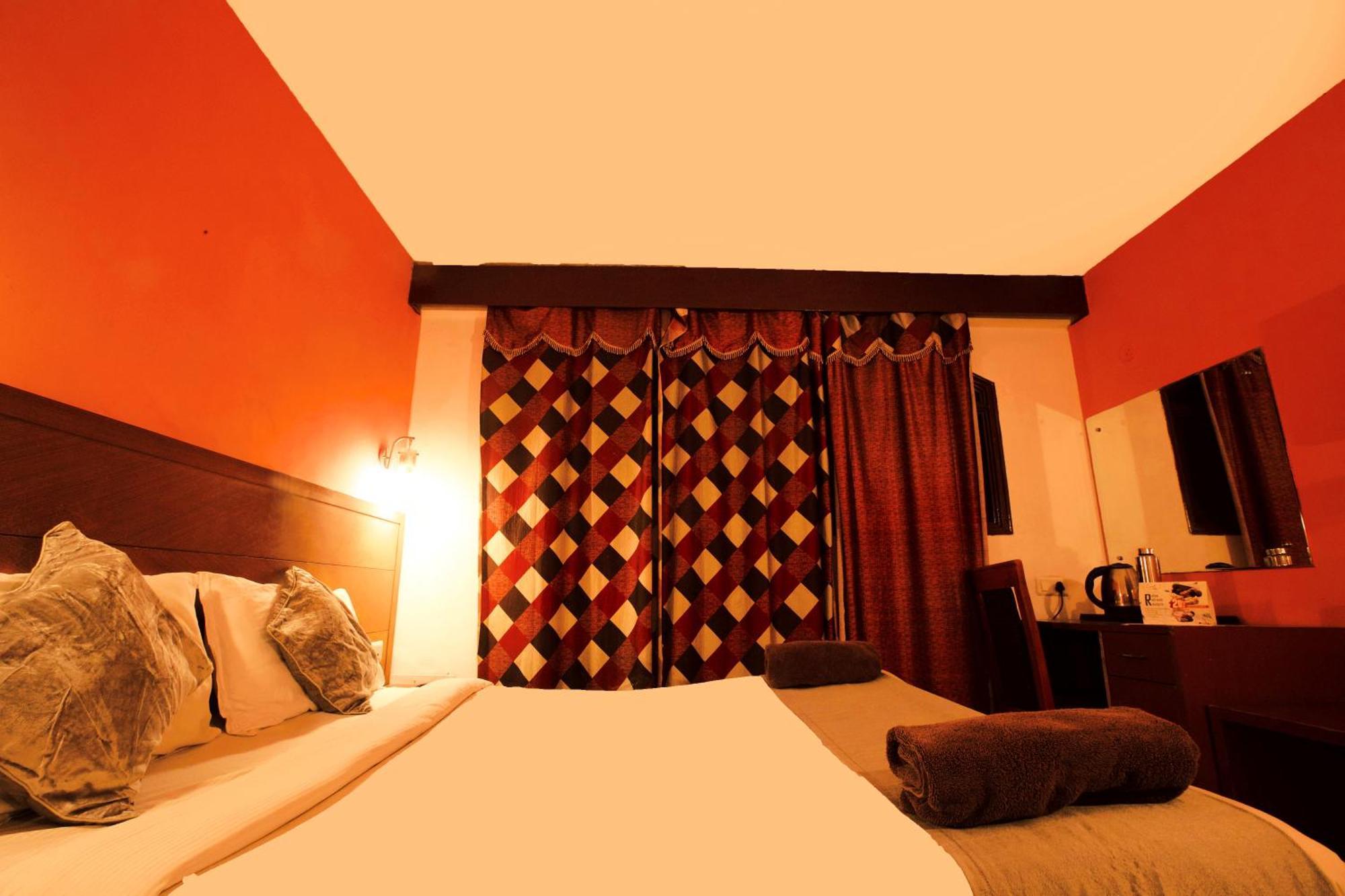 Devi Enterprises - Hotel Khems Ooty Esterno foto