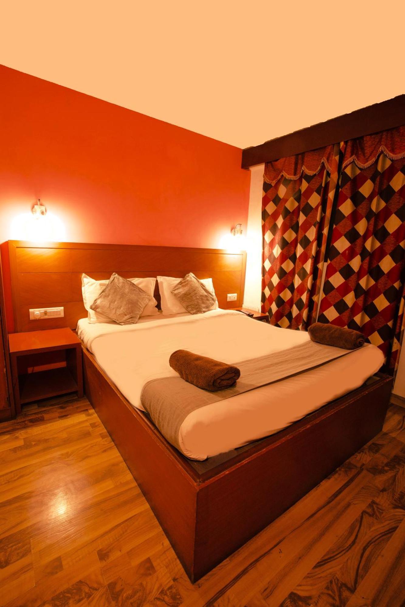 Devi Enterprises - Hotel Khems Ooty Esterno foto