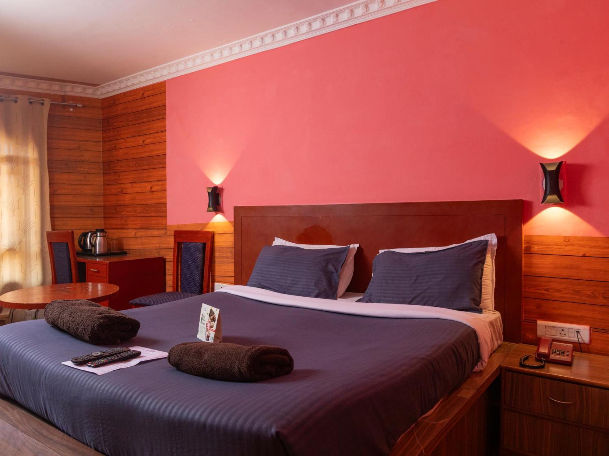 Devi Enterprises - Hotel Khems Ooty Esterno foto